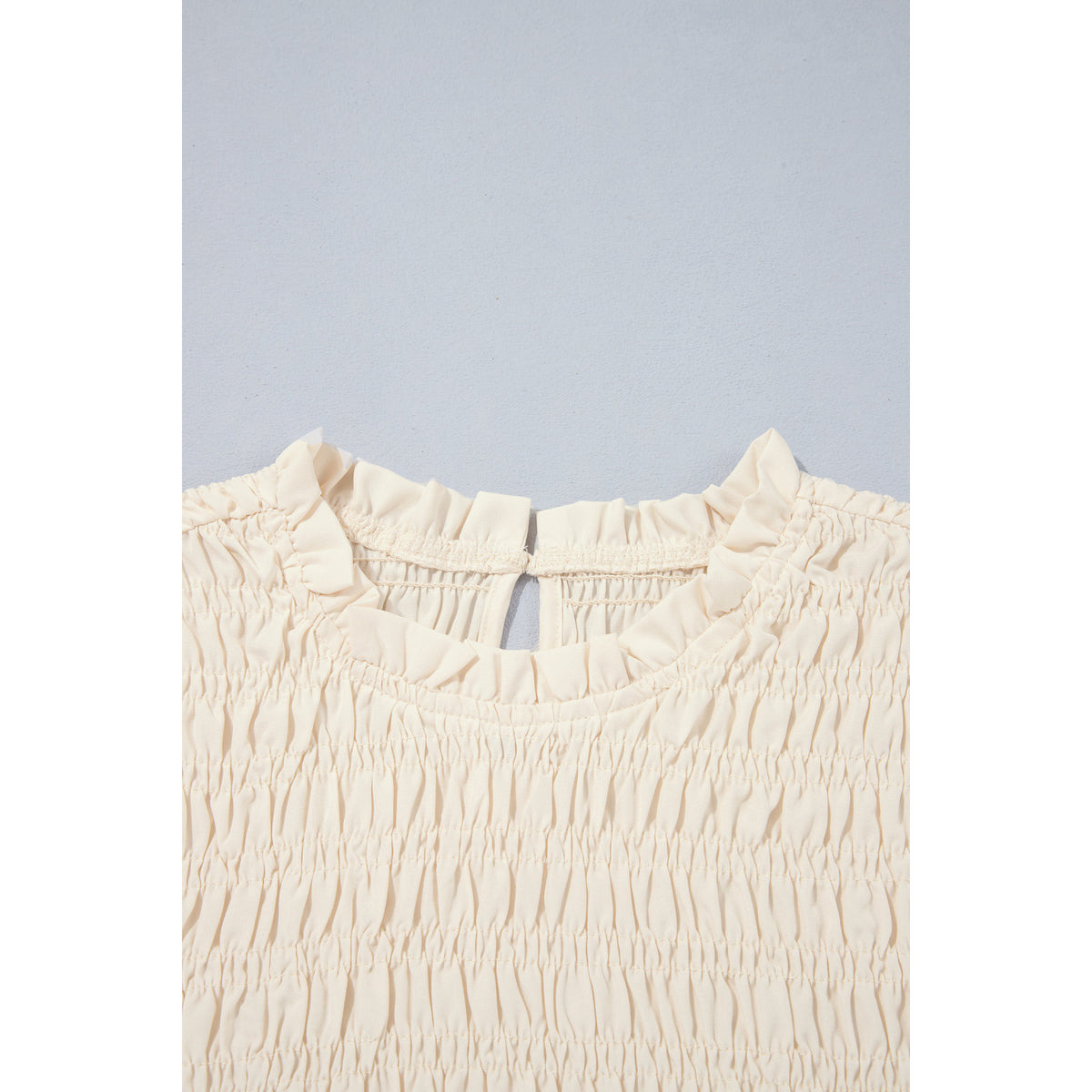 Blusa avorio arricciata con maniche a palloncino — dettaglio dello scollo arricciato