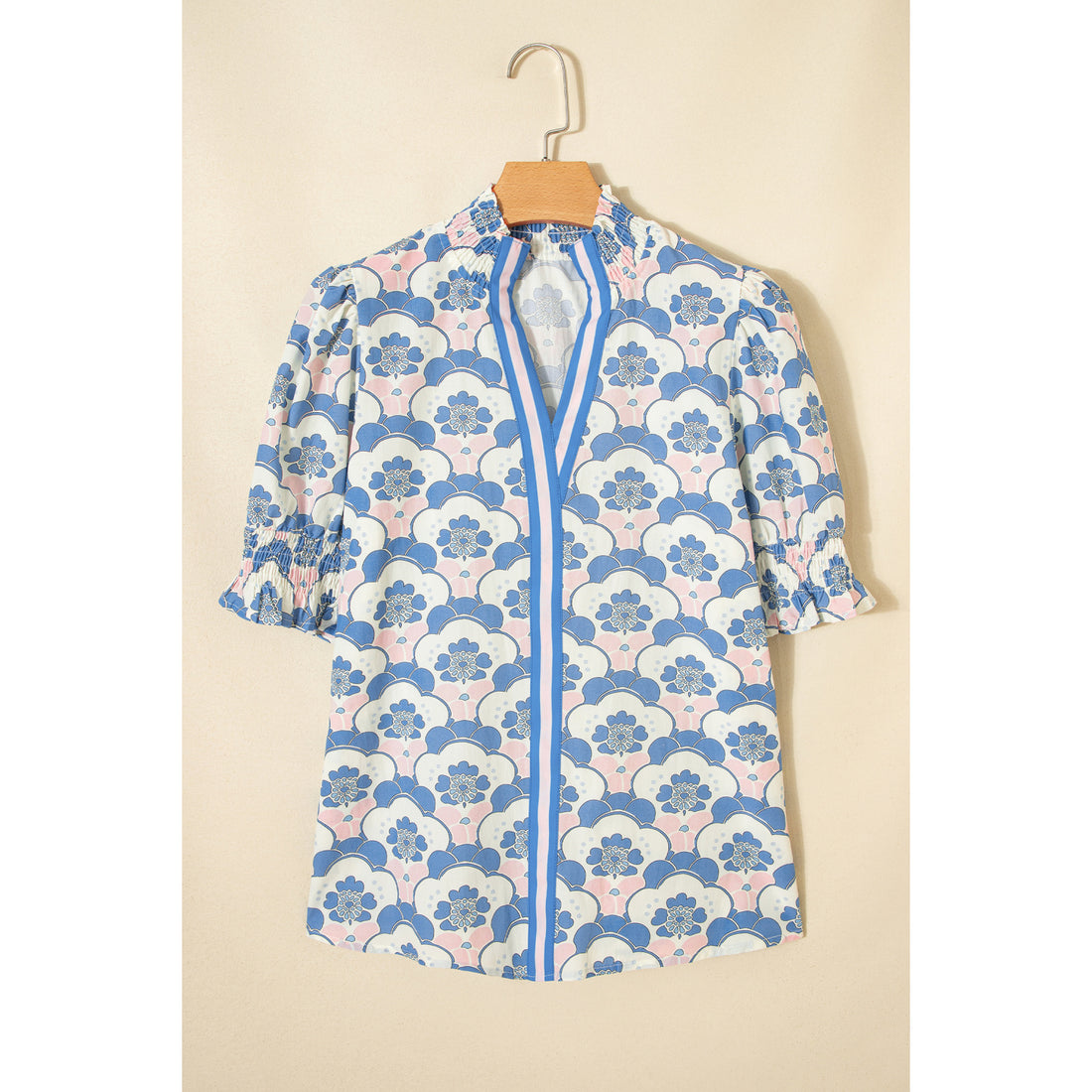 Blusa azzurra floreale con scollo a V e bordi a contrasto — vista frontale