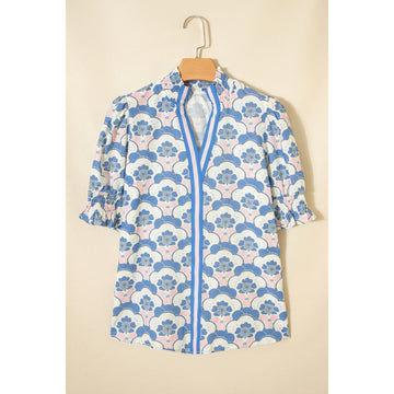 Blusa azzurra floreale con scollo a V e bordi a contrasto — vista frontale