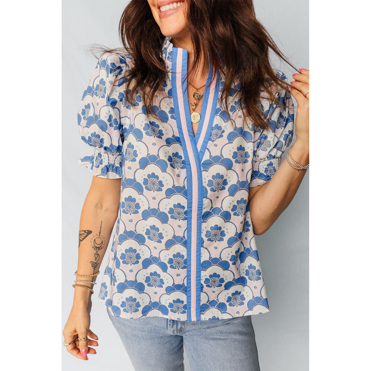 Blusa azzurra floreale con scollo a V e bordi a contrasto — vestibilità sul modello