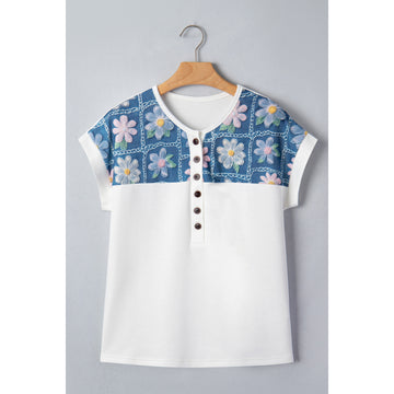Blusa bianca a maniche corte con inserti floreali — vista frontale