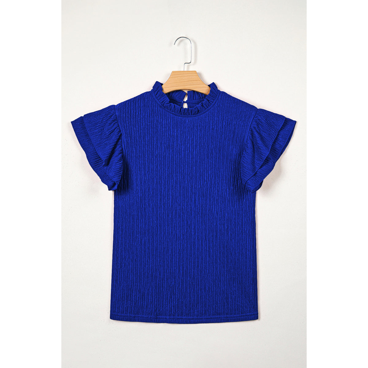 Blusa blu scuro in tessuto lavorato con maniche a volant — vista frontale