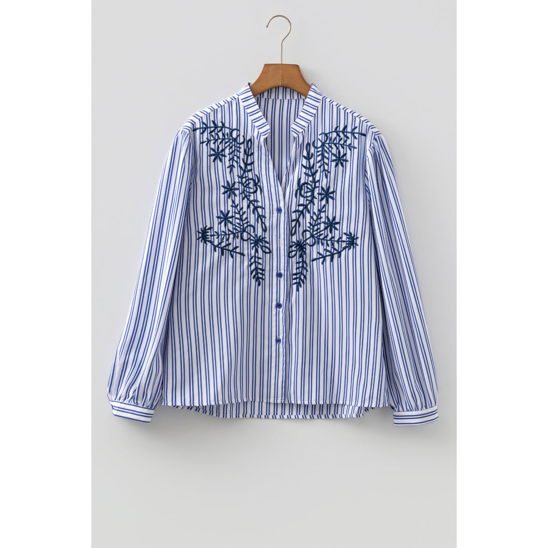 Camicia a righe blu con ricamo floreale — vista frontale