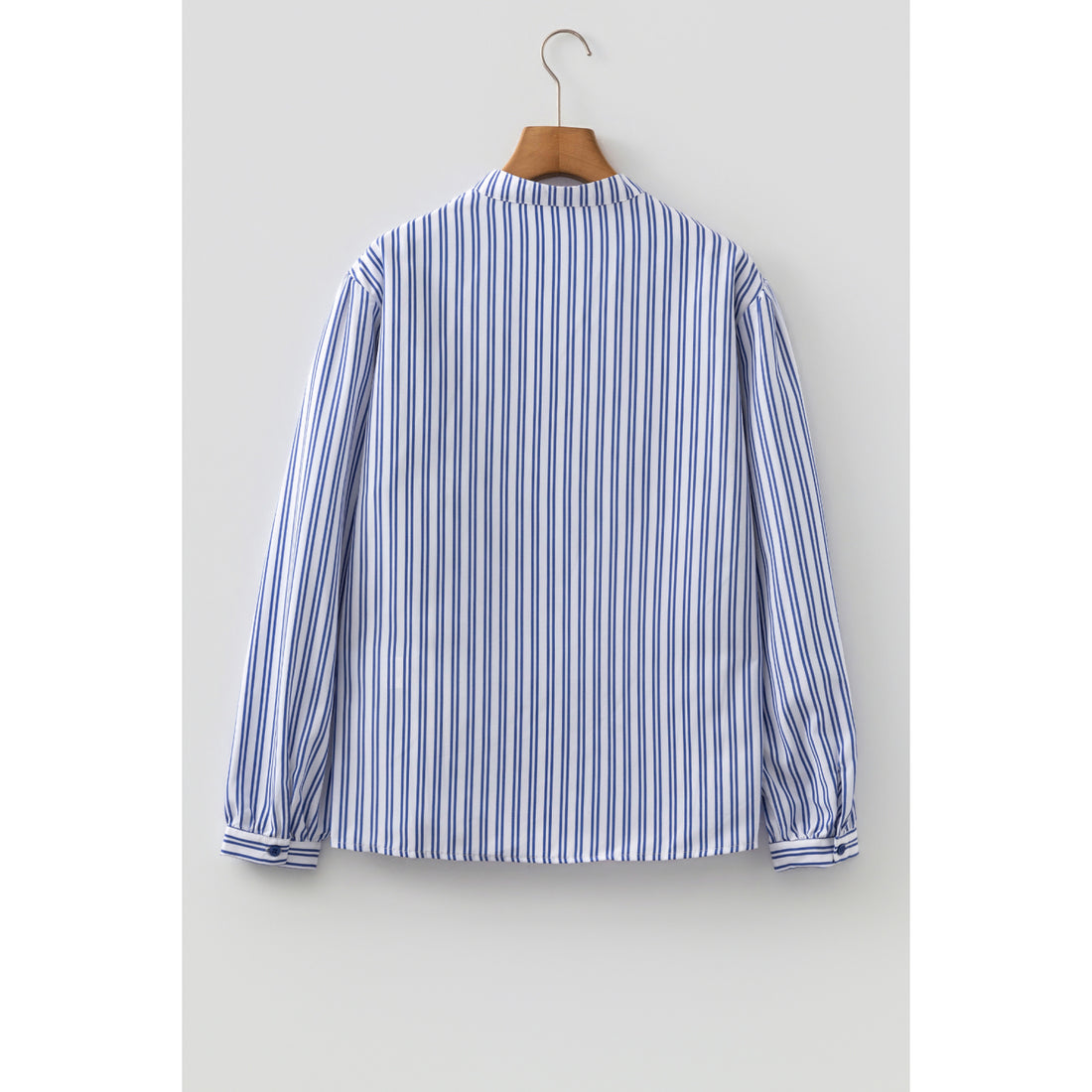 Camicia a righe blu con ricamo floreale — vista frontale
