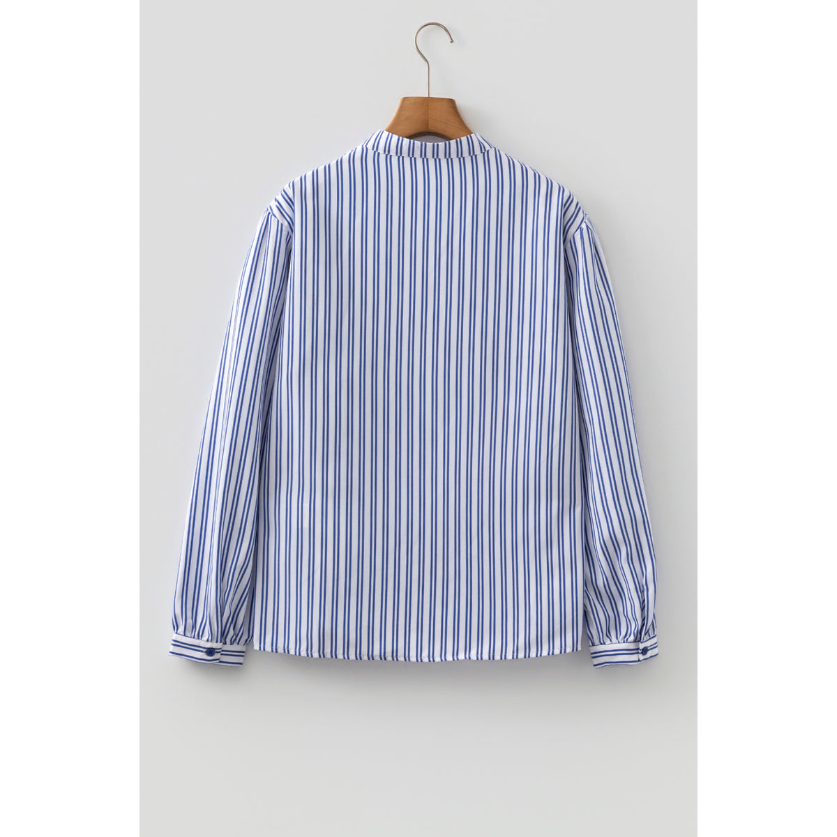 Camicia a righe blu con ricamo floreale — vista posteriore