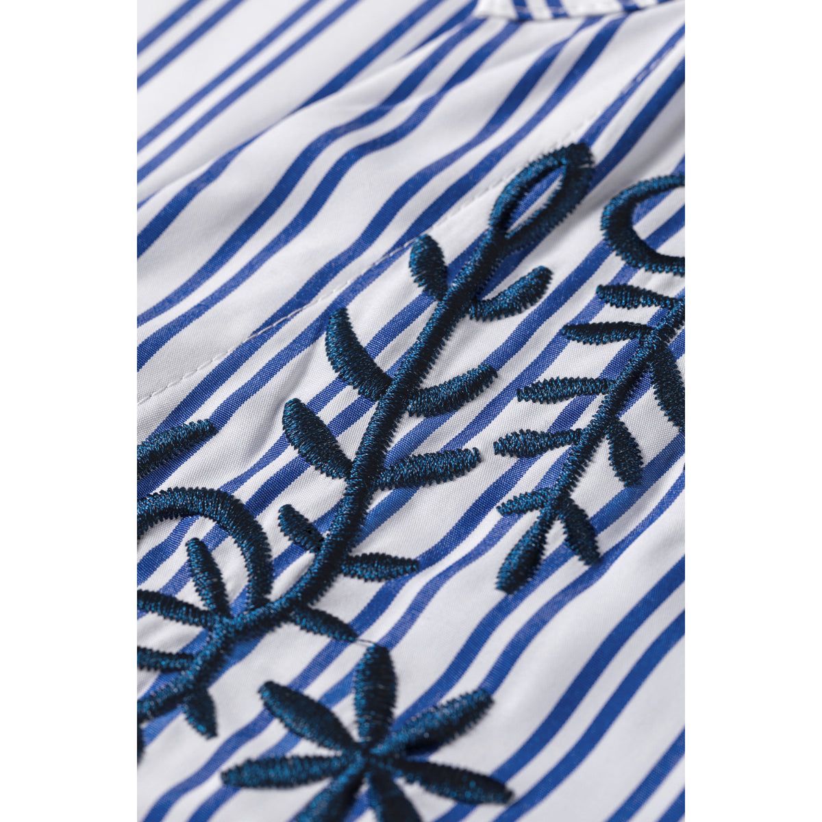 Camicia a righe blu con ricamo floreale — dettaglio del ricamo floreale
