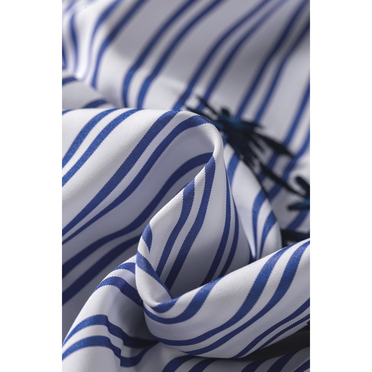 Camicia a righe blu con ricamo floreale — dettaglio del tessuto