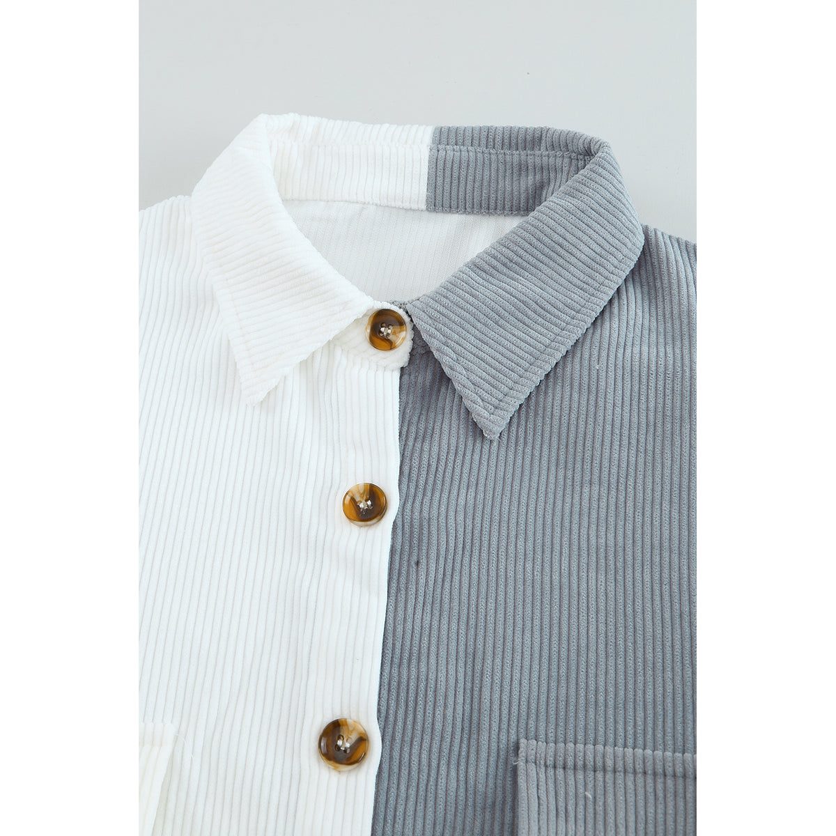 Camicia bianca a blocchi di colore con bottoni e tasche sul petto — dettaglio del colletto