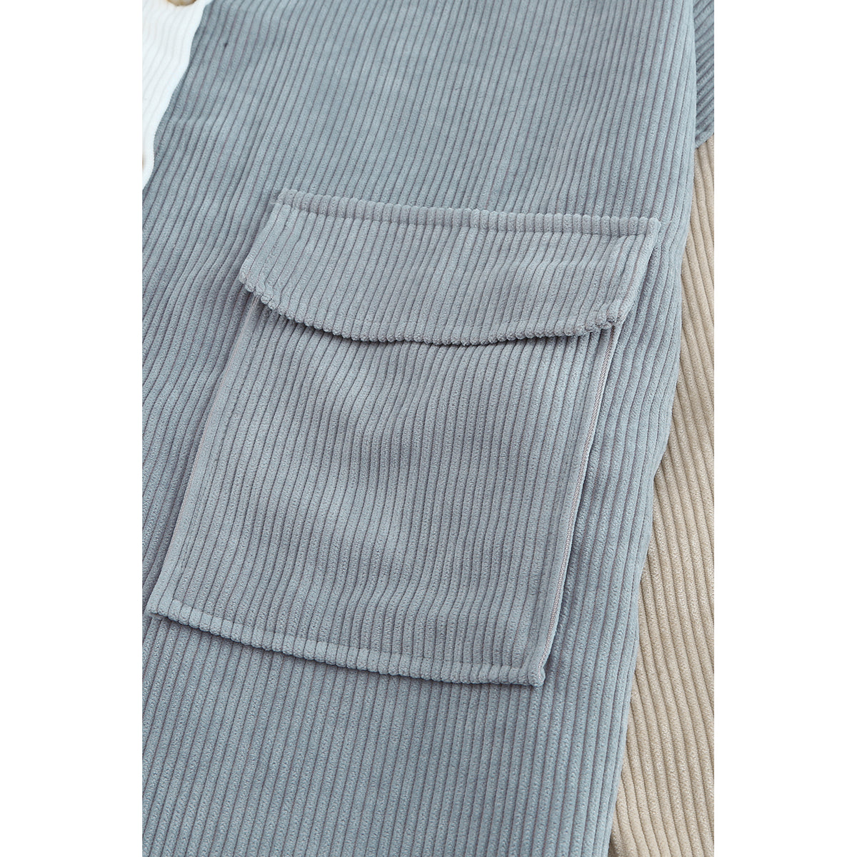 Camicia bianca a blocchi di colore con bottoni e tasche sul petto — dettaglio della tasca