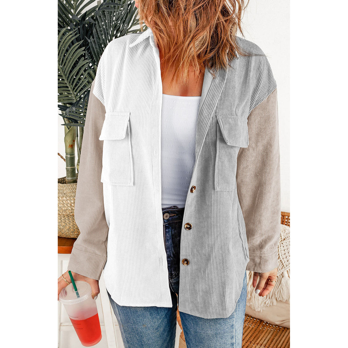 Camicia bianca a blocchi di colore con bottoni e tasche sul petto — vestibilità sul modello