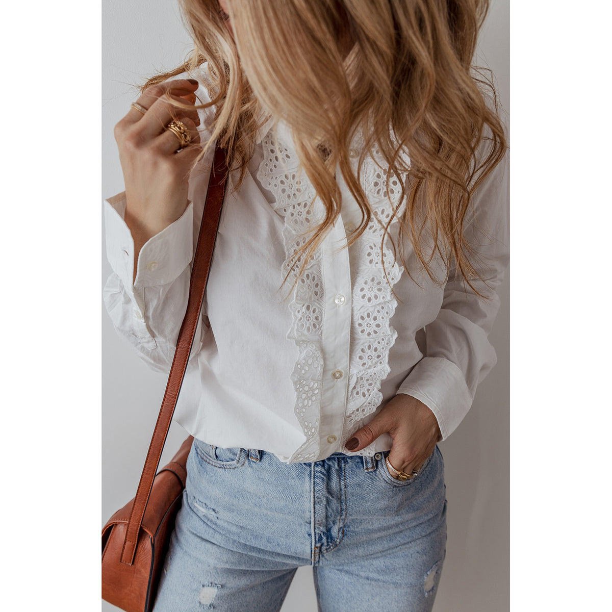 Camicia bianca in cotone con bottoni e pizzo crochet — pizzo e vestibilità sul modello