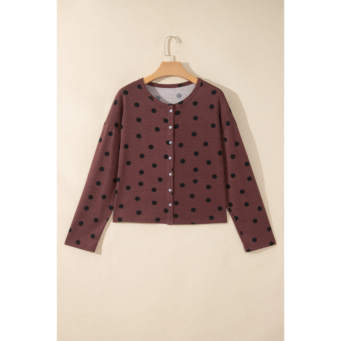 Camicia marrone a pois con bottoni e maniche lunghe — vista frontale