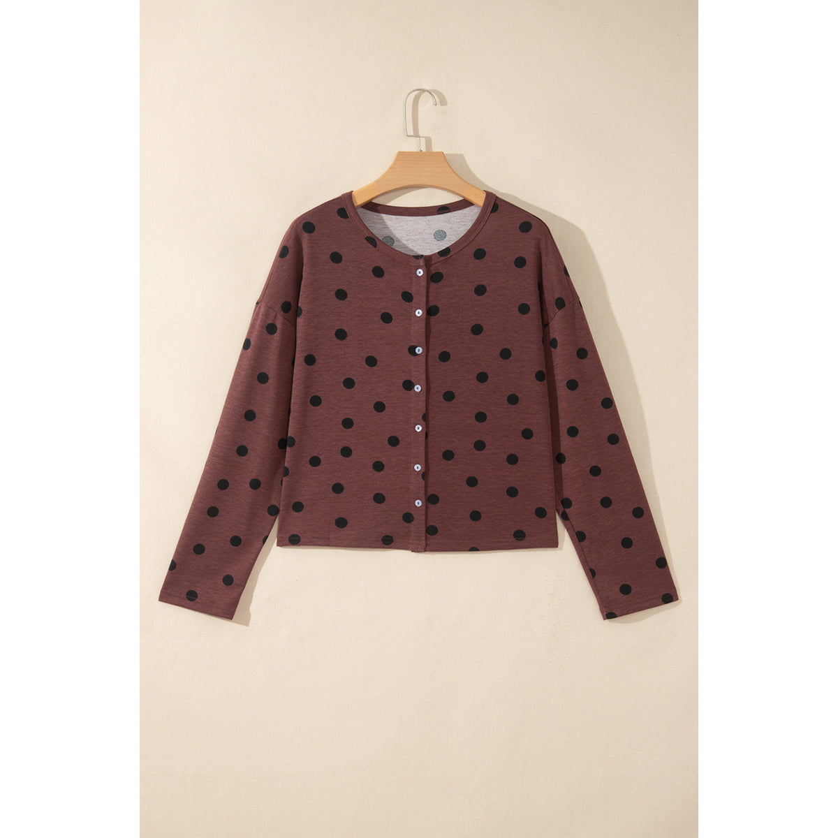 Camicia marrone a pois con bottoni e maniche lunghe — vista frontale