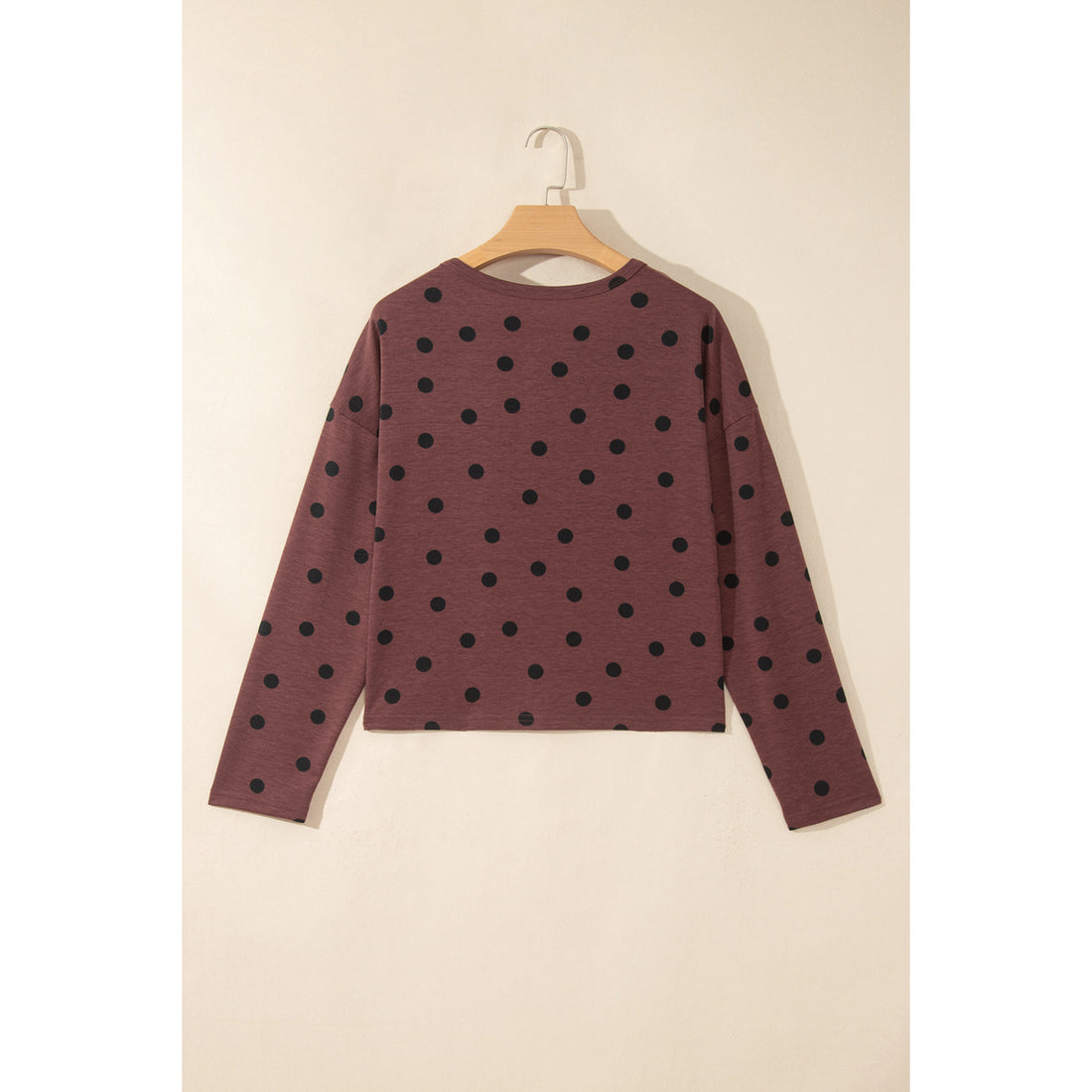 Camicia marrone a pois con bottoni e maniche lunghe — vista frontale