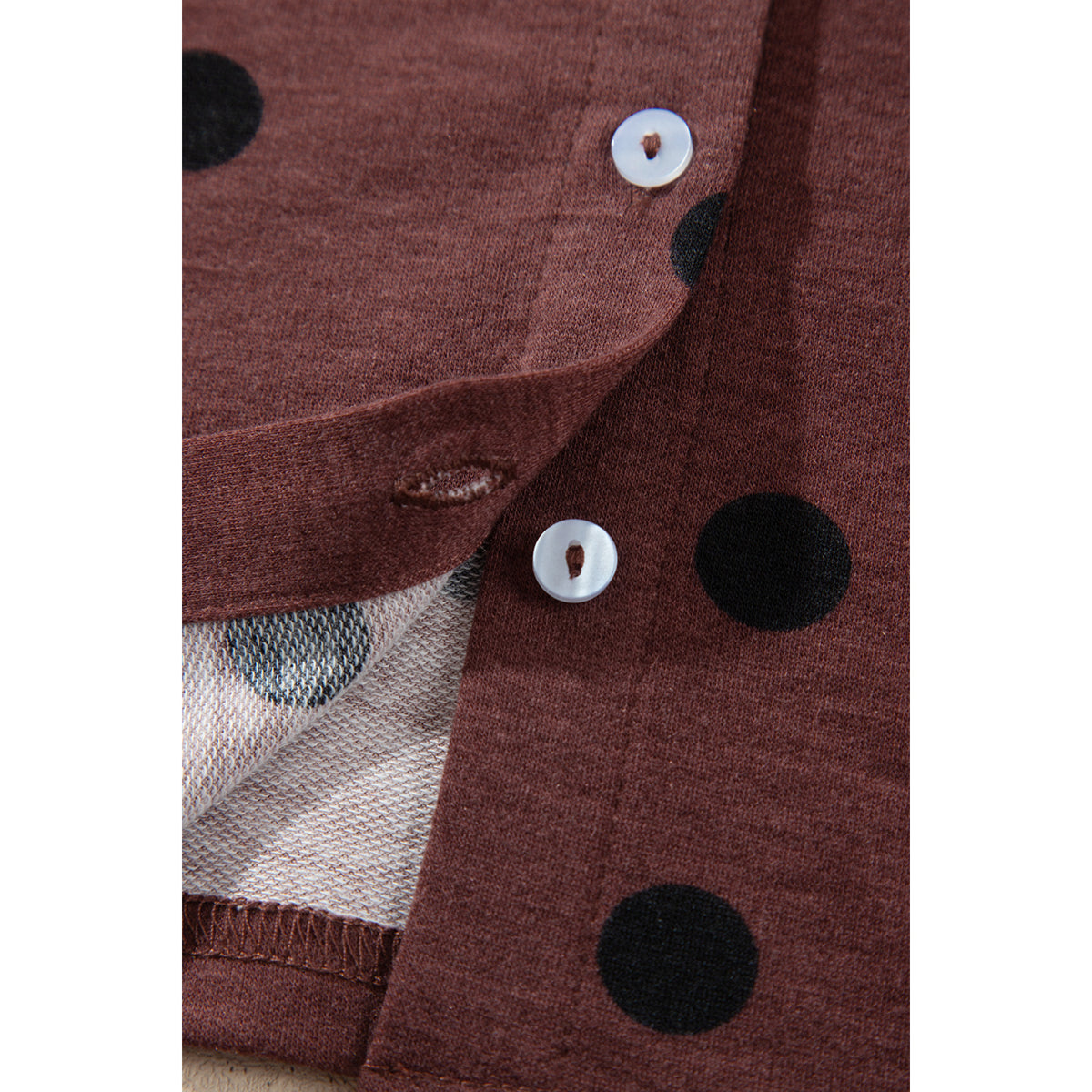 Camicia marrone a pois con bottoni e maniche lunghe — dettaglio di bottoni e tessuto