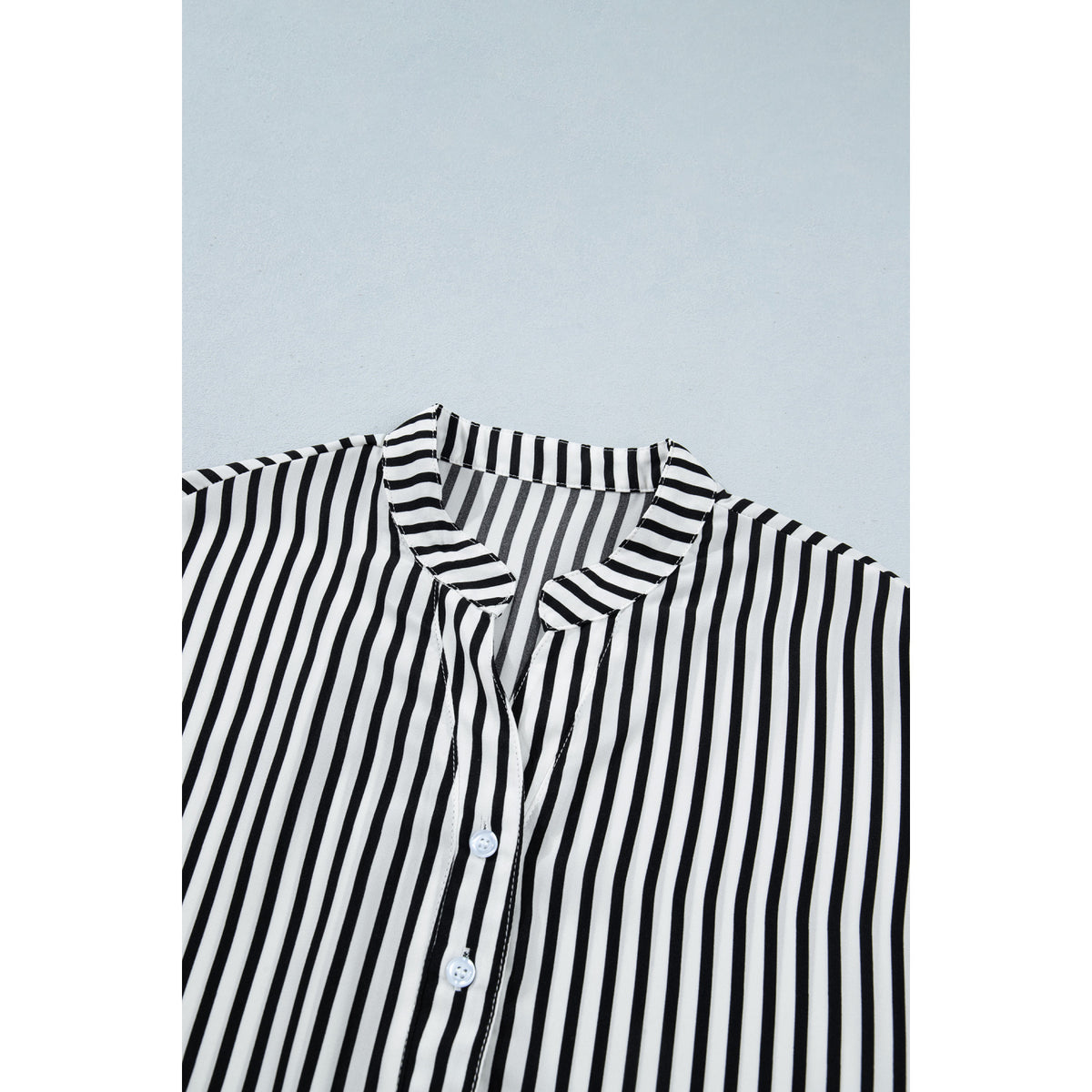 Camicia morbida a righe nere con maniche al gomito — dettaglio del colletto