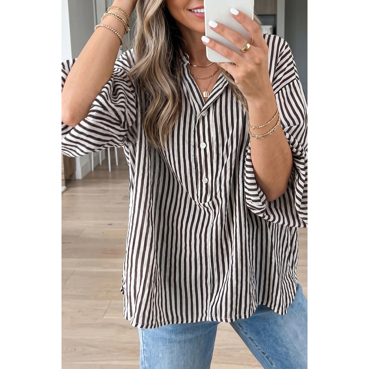 Camicia morbida a righe nere con maniche al gomito — vestibilità sul modello