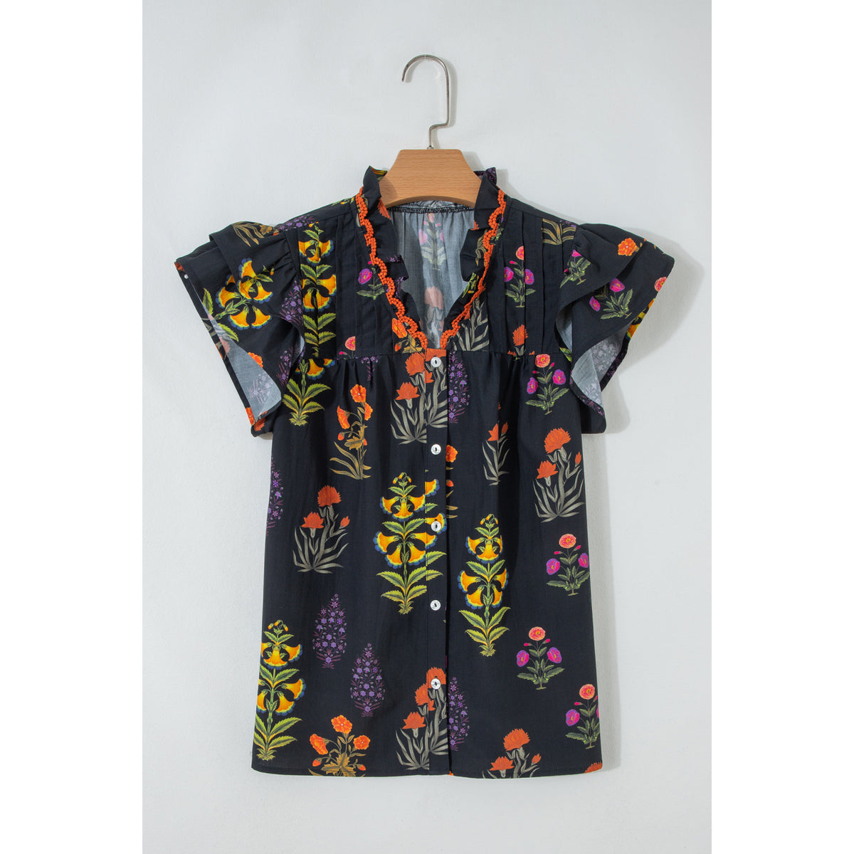 Camicia nera floreale con scollo a V e volant — vista frontale
