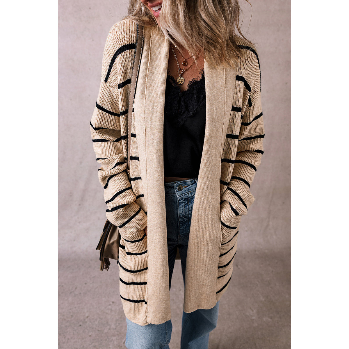 Cardigan a righe nere con collo a scialle e tasche — vestibilità sul modello