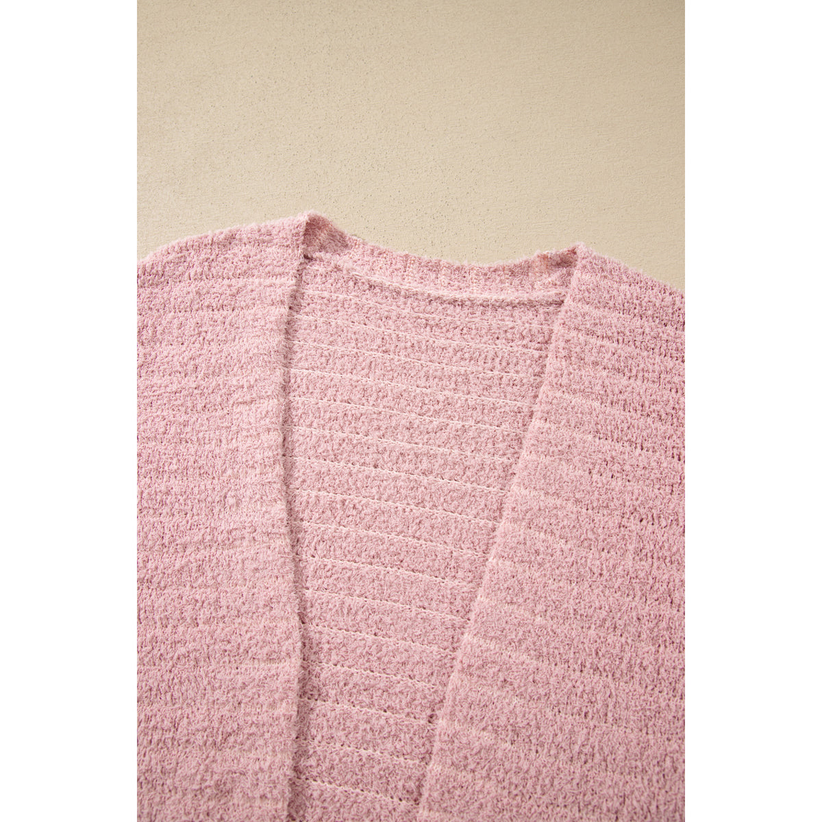 Cardigan aperto rosa chiaro in maglia soffice a costine — dettaglio dello scollo a costine