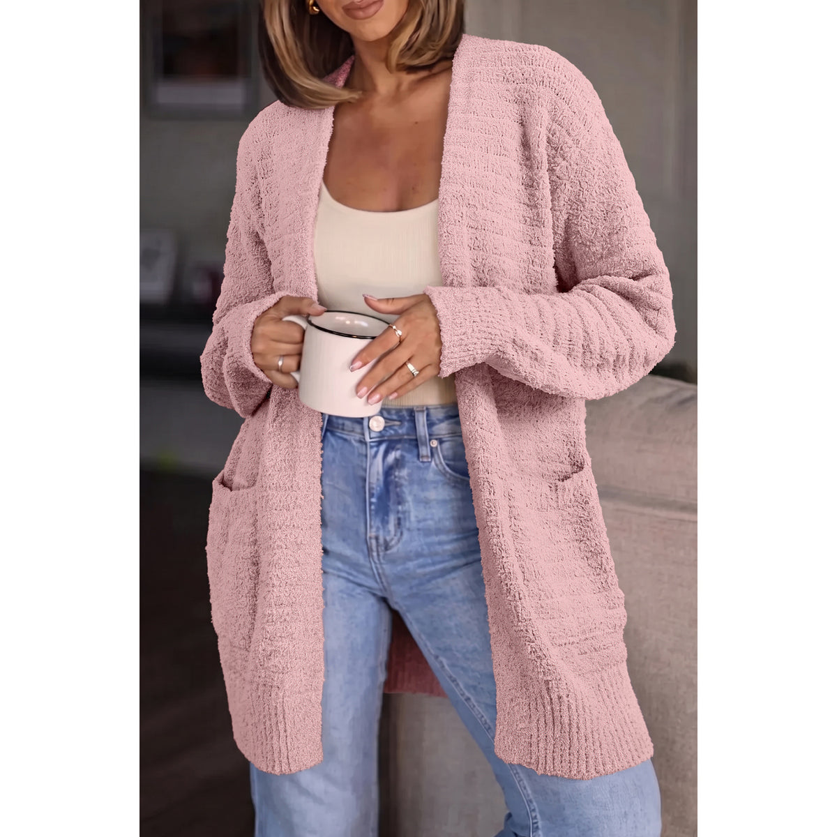 Cardigan aperto rosa chiaro in maglia soffice a costine — vestibilità sul modello