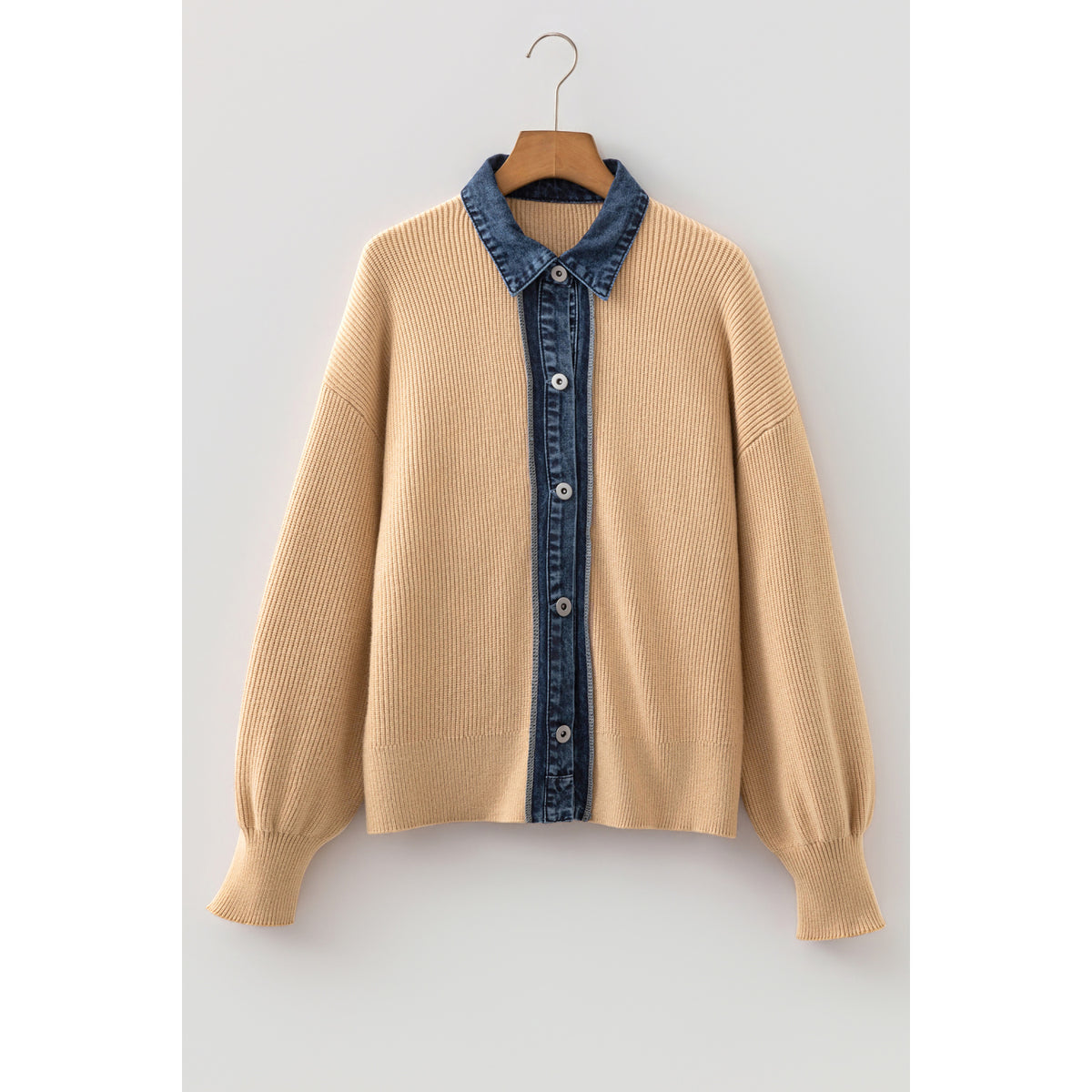 Cardigan color pergamena con colletto a camicia a contrasto — vista frontale