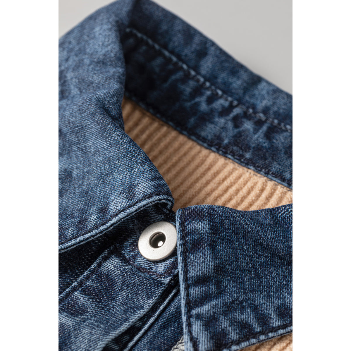 Cardigan color pergamena con colletto a camicia a contrasto — dettaglio del colletto a contrasto