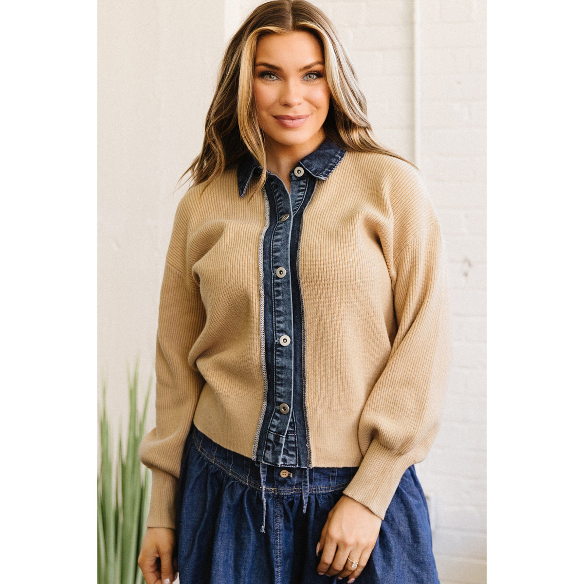 Cardigan color pergamena con colletto a camicia a contrasto — vestibilità sul modello