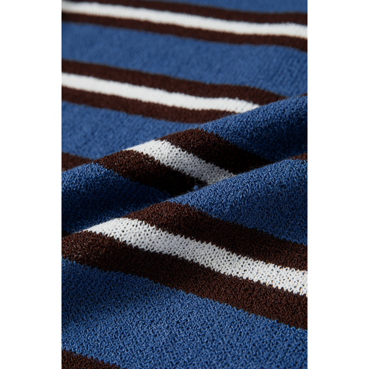 Cardigan in maglia a righe blu con bottoni frontali — dettaglio della maglia a righe