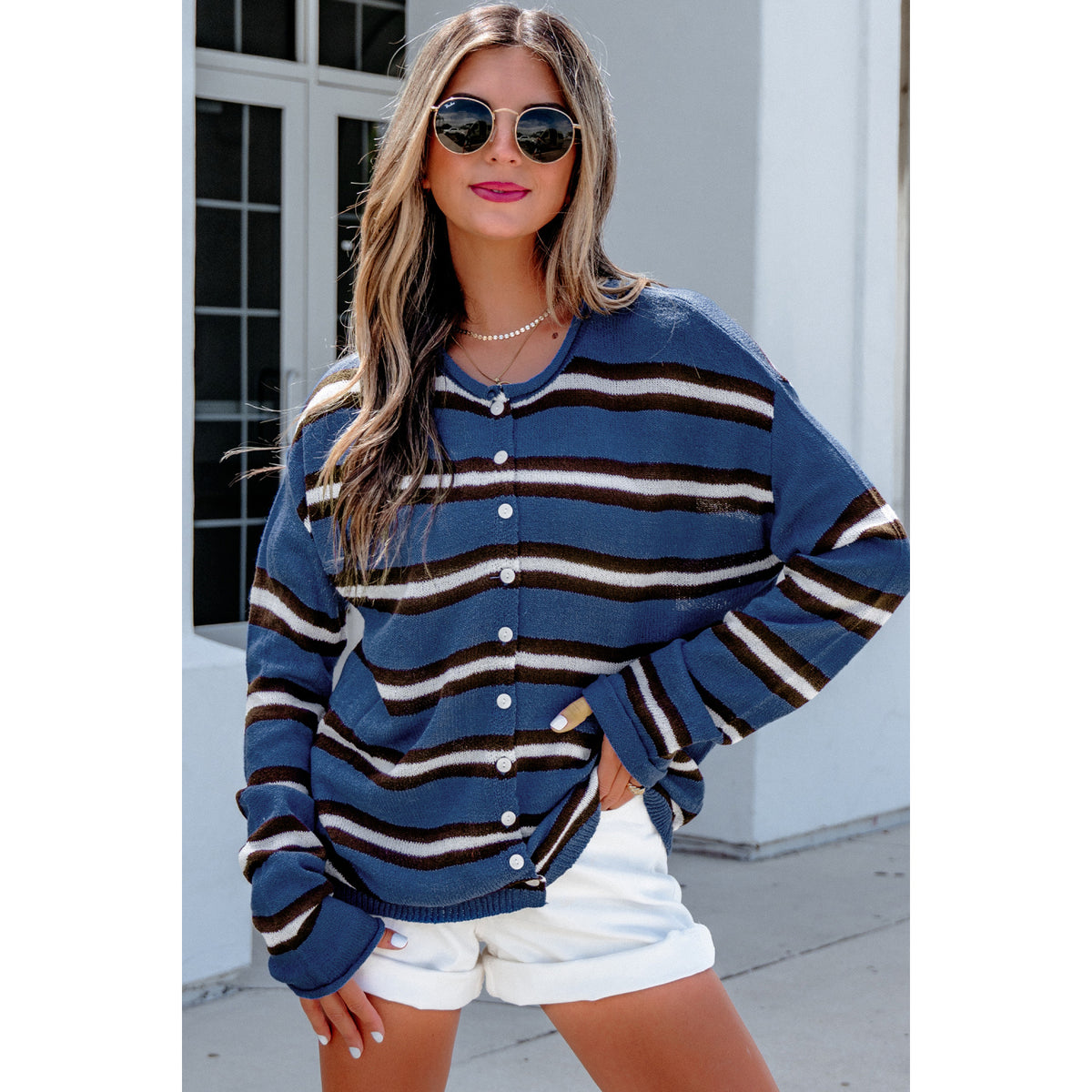 Cardigan in maglia a righe blu con bottoni frontali — vestibilità sul modello