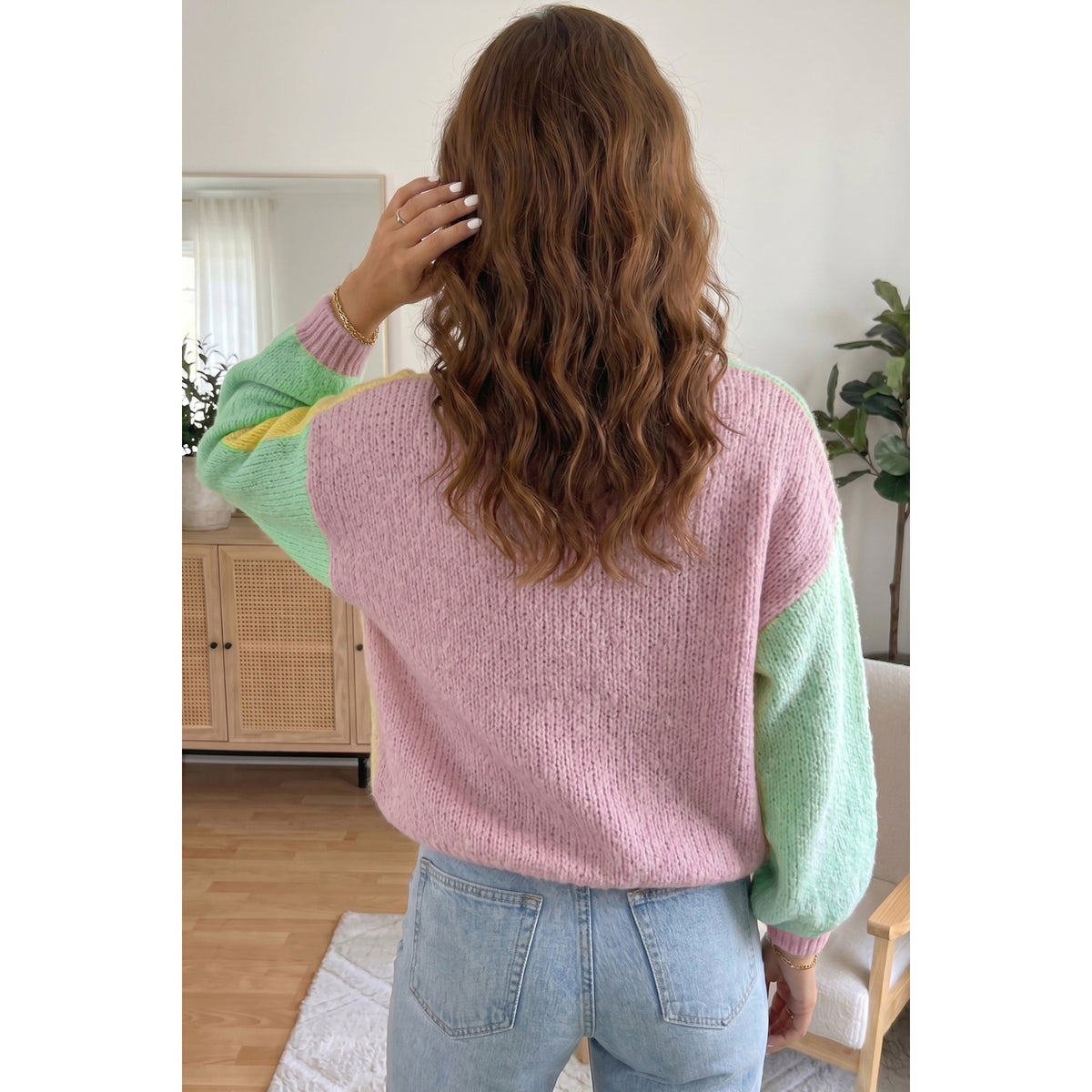 Cardigan in maglia patchwork pastello con scollo a V — vestibilità sul retro