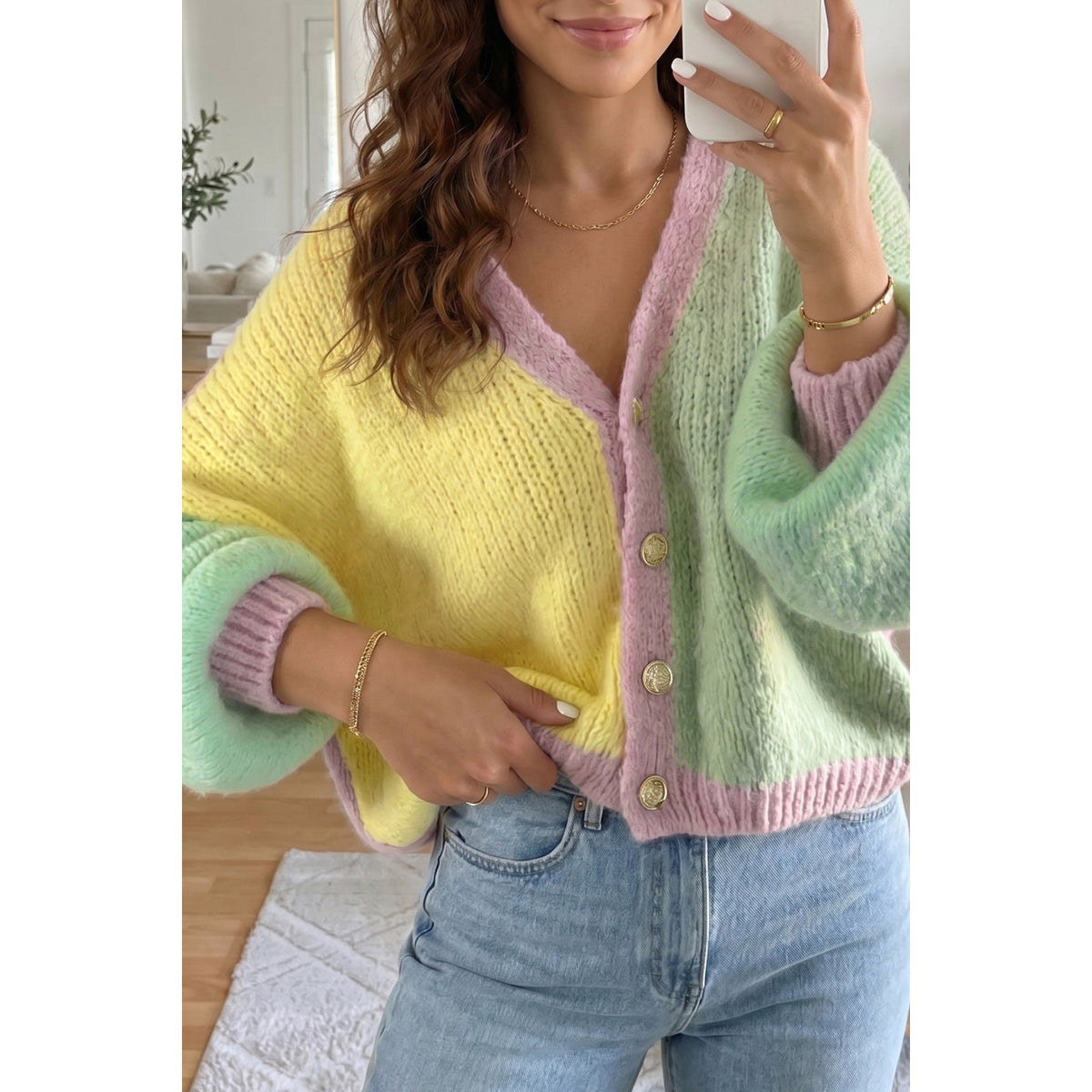 Cardigan in maglia patchwork pastello con scollo a V — vestibilità sul modello