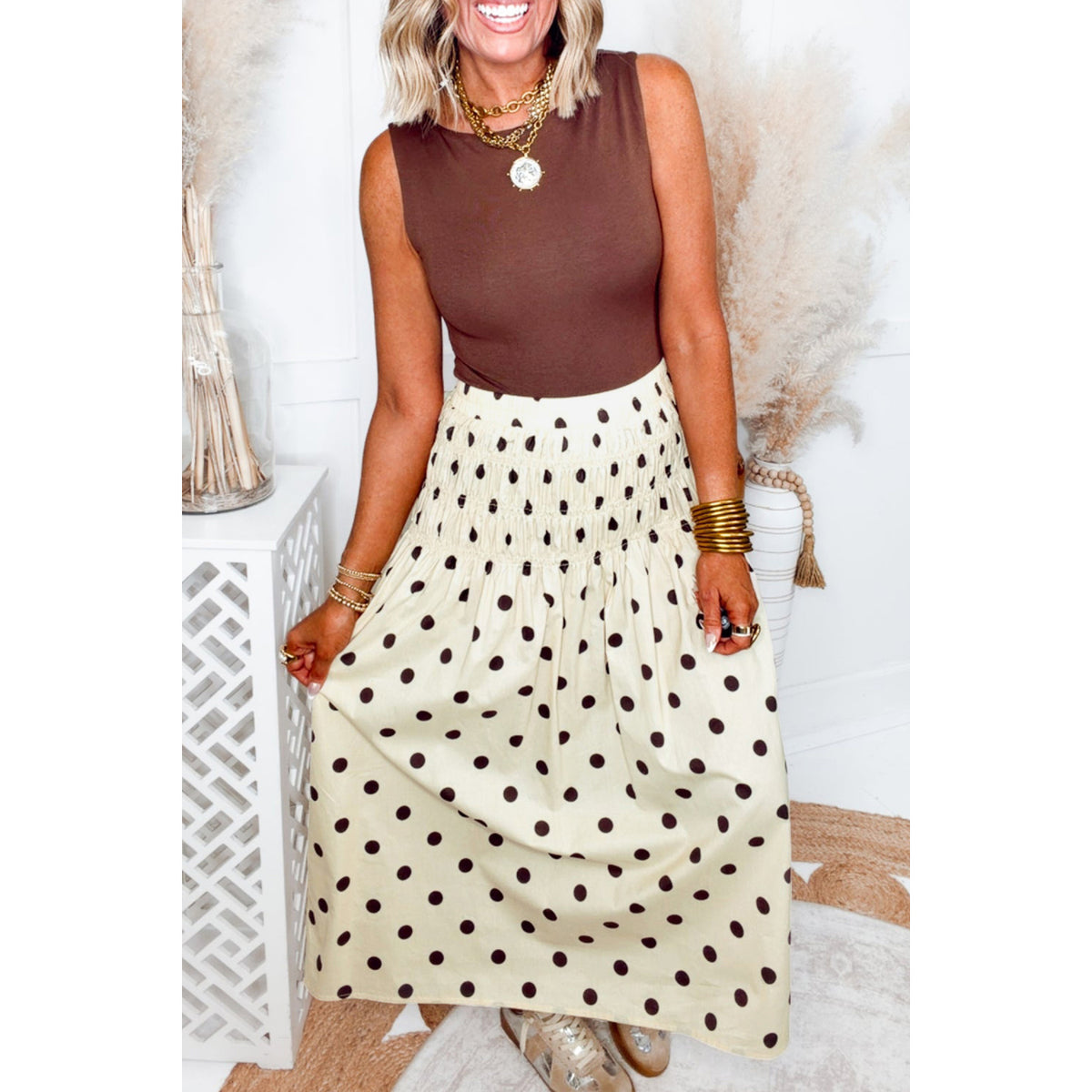Gonna lunga beige a pois con vita arricciata — vestibilità sul modello