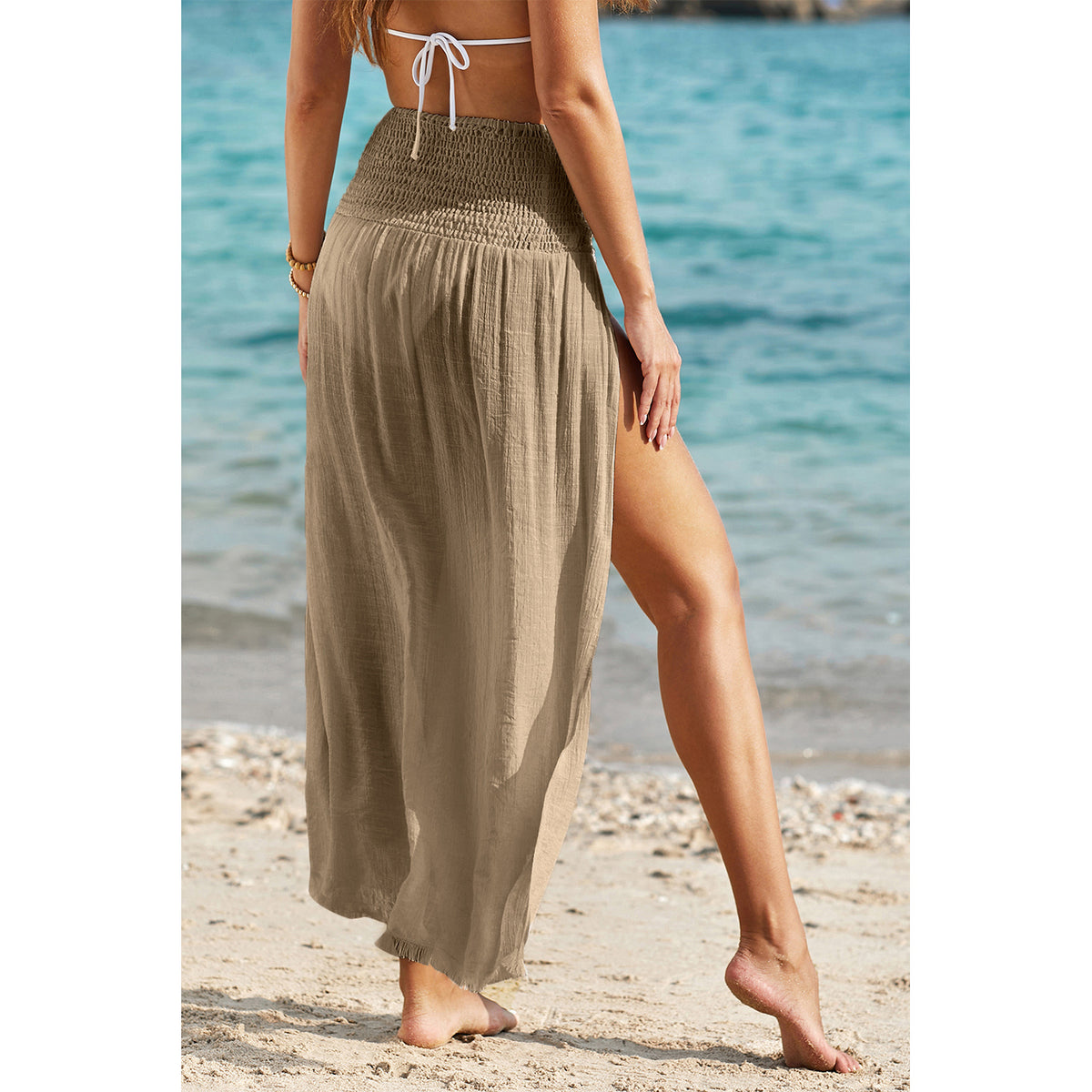 Gonna lunga copricostume kaki chiaro con vita arricciata e spacco — vestibilità sul retro