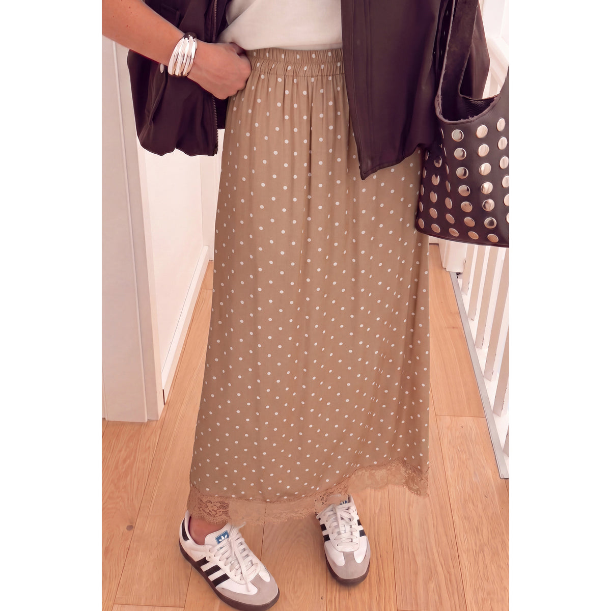Gonna lunga kaki a pois con fondo in pizzo — vestibilità sul modello