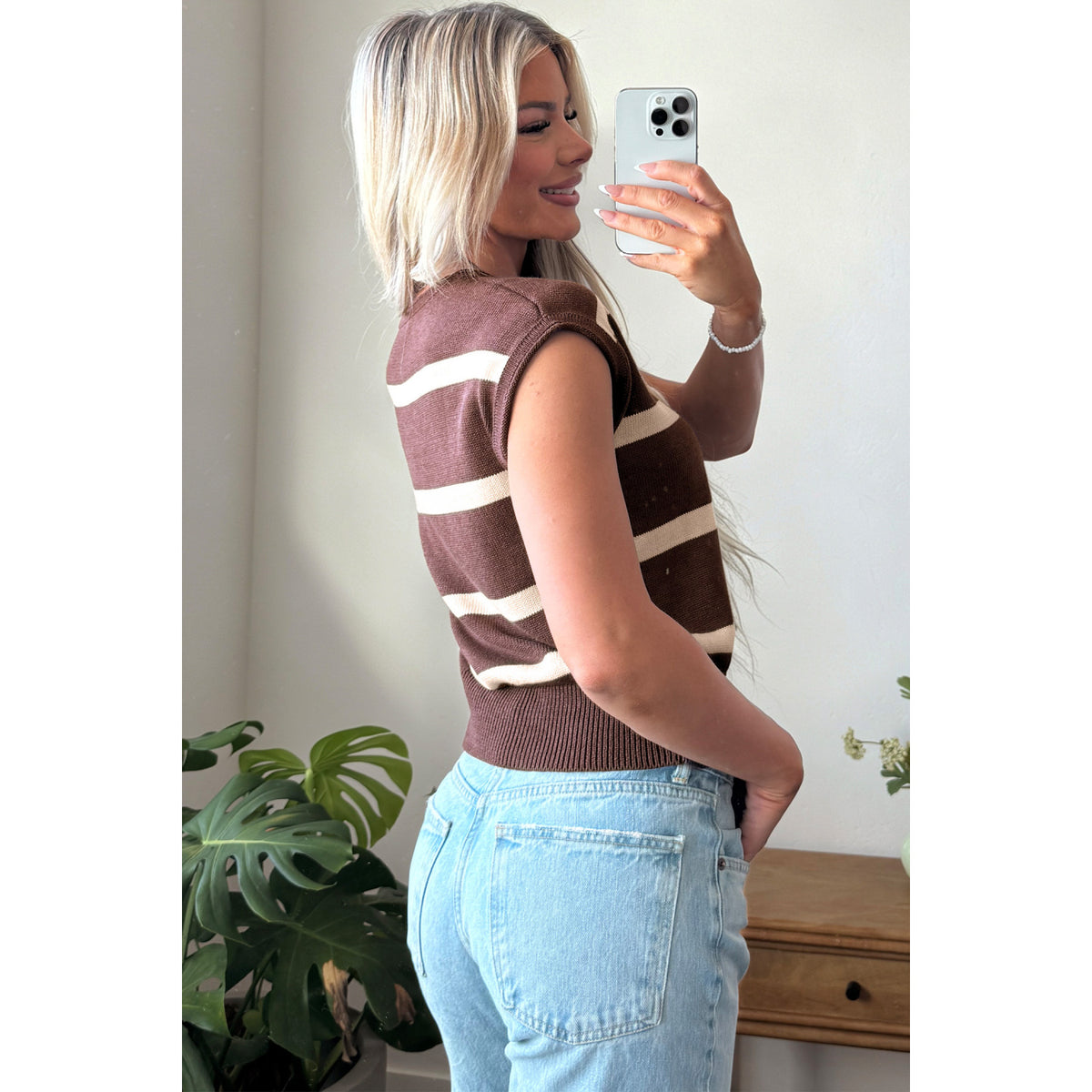 Maglione a maniche corte a righe marroni — vestibilità laterale e posteriore