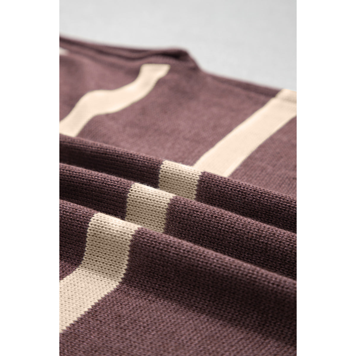 Maglione a maniche corte a righe marroni — dettaglio del tessuto a maglia