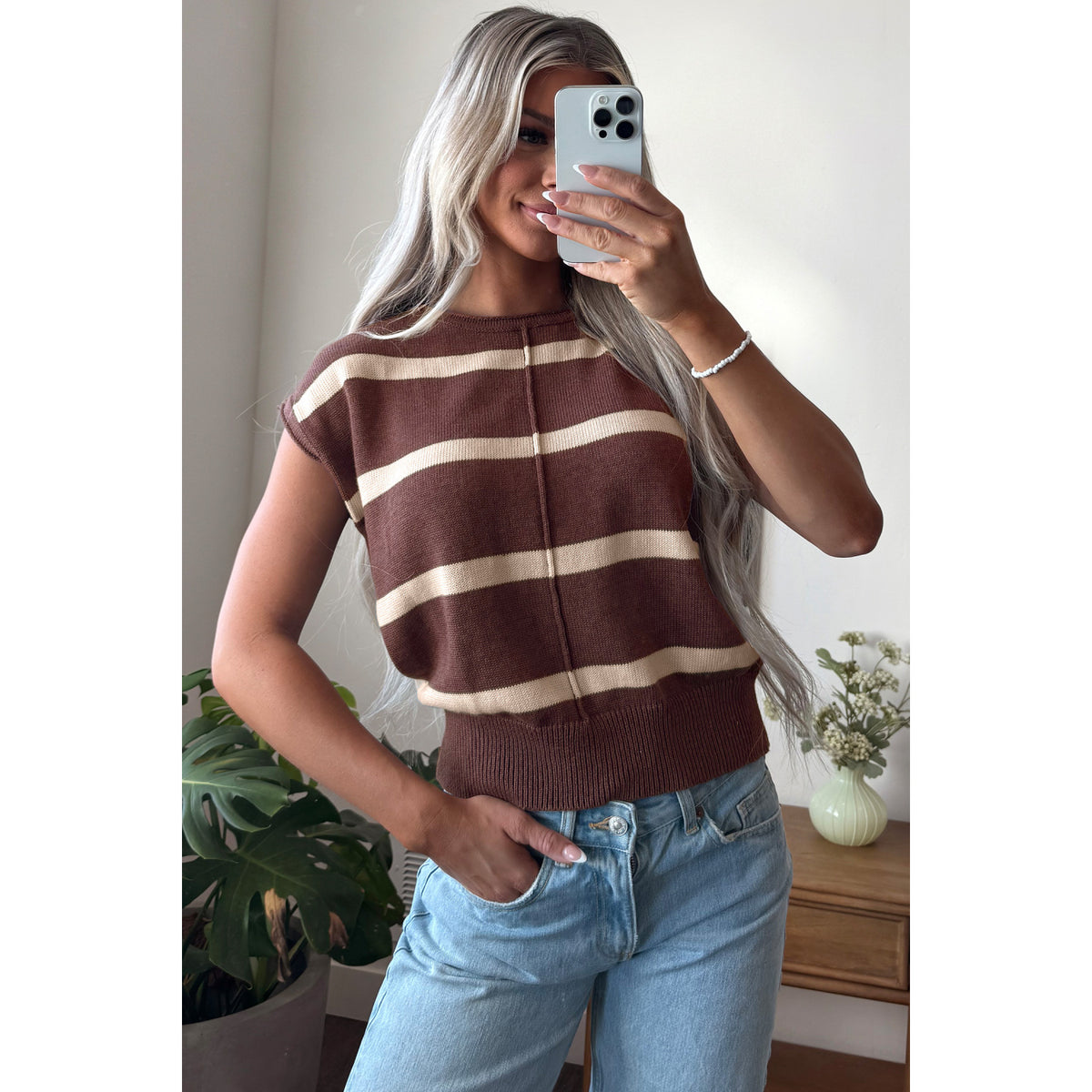 Maglione a maniche corte a righe marroni — vestibilità sul modello