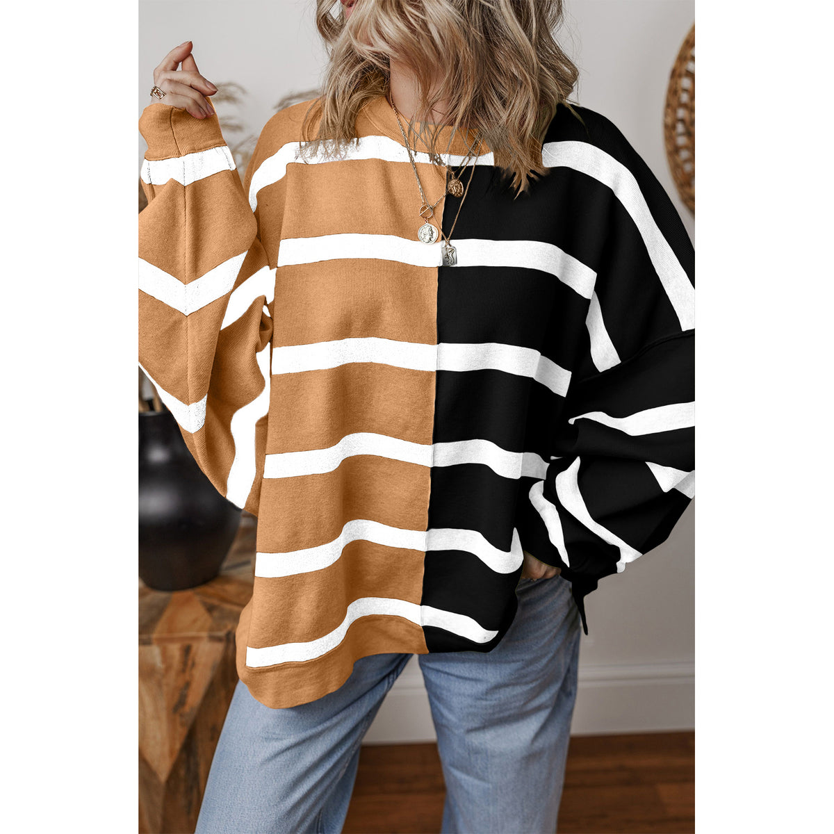 Maglione beige e nero a righe e blocchi di colore — vestibilità sul modello