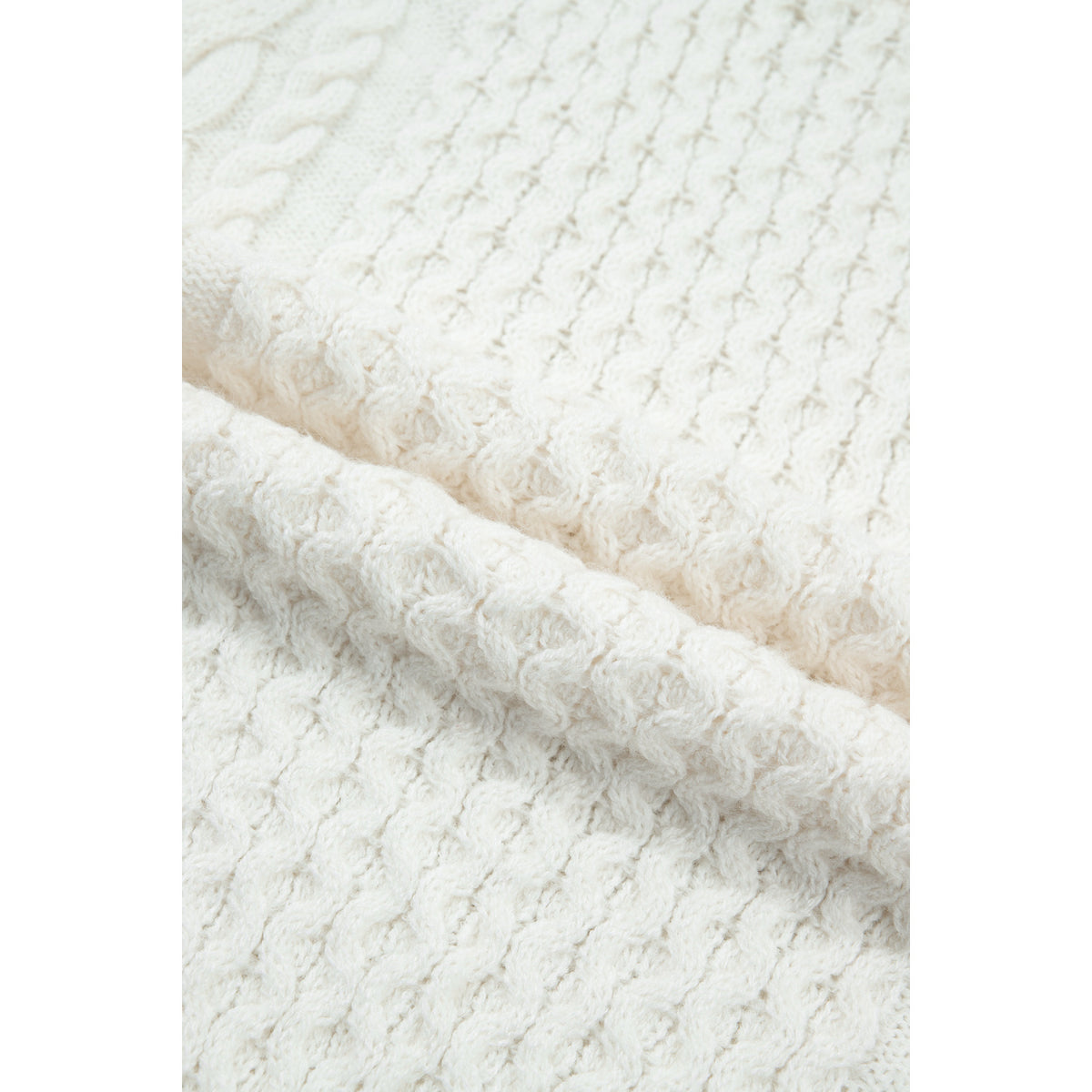 Maglione beige girocollo con lavorazione a trecce — dettaglio della lavorazione a trecce