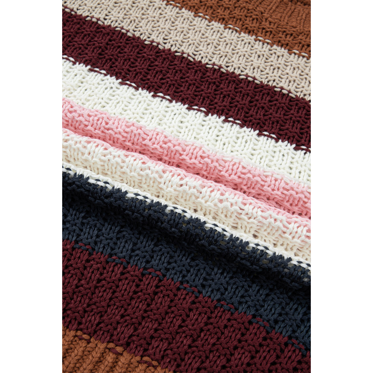 Maglione girocollo a righe multicolore in maglia spessa — dettaglio della maglia a righe