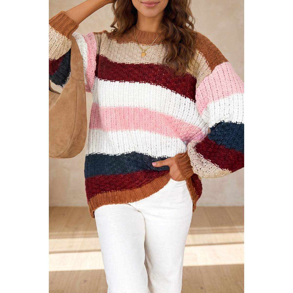 Maglione girocollo a righe multicolore in maglia spessa — vestibilità sul modello