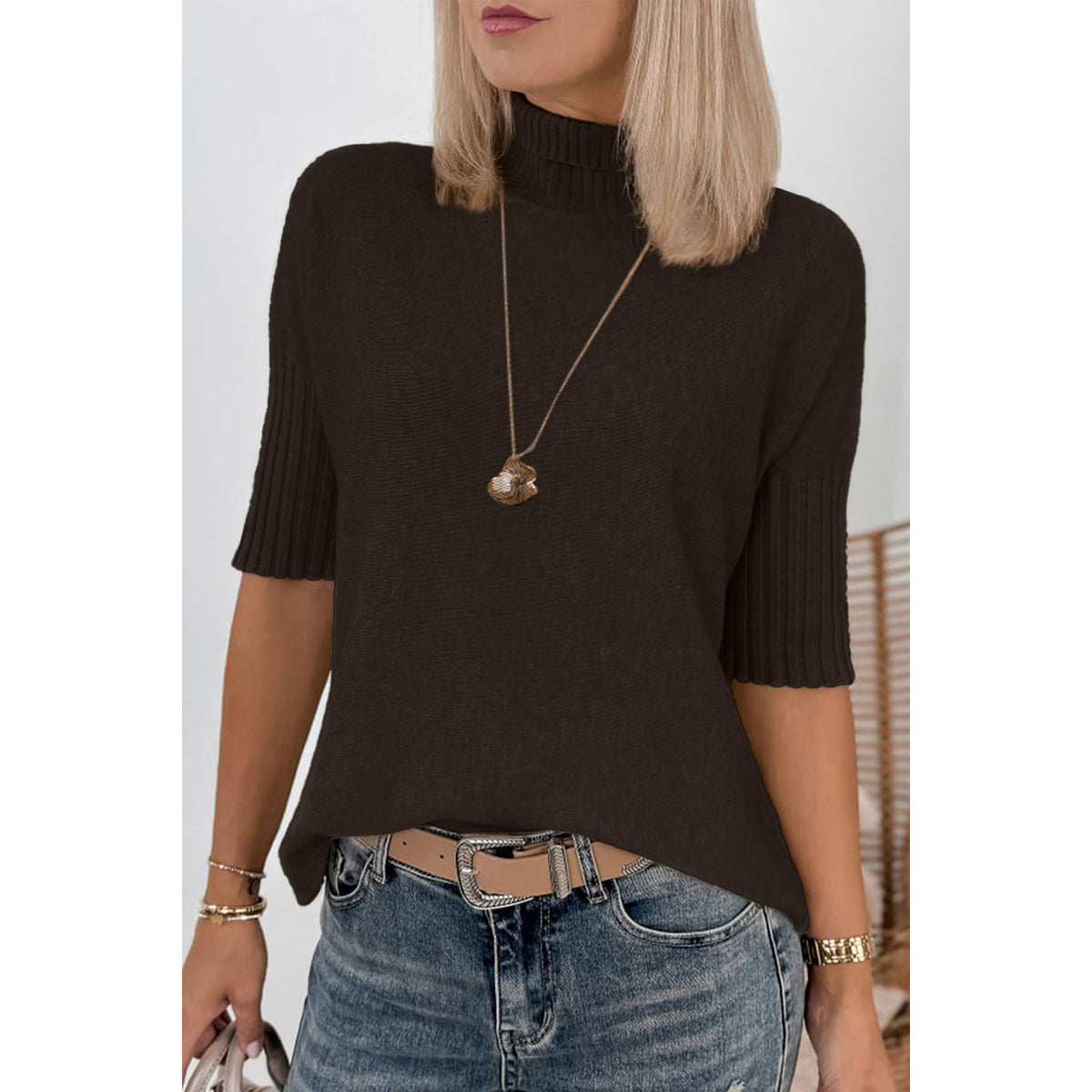 Maglione marrone scuro a collo alto e maniche corte — vestibilità frontale