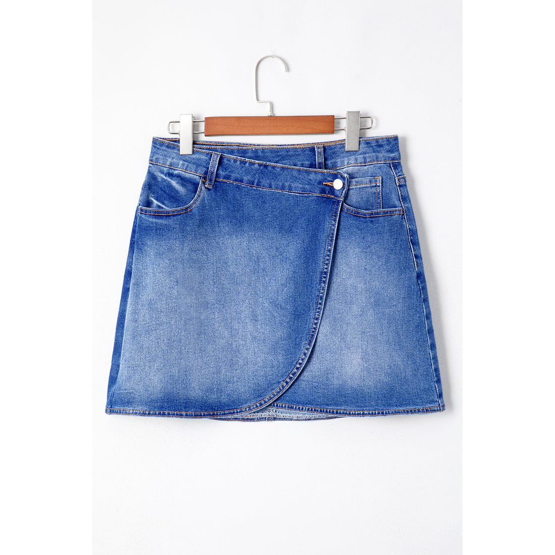 Minigonna in denim blu con vita incrociata — vista frontale