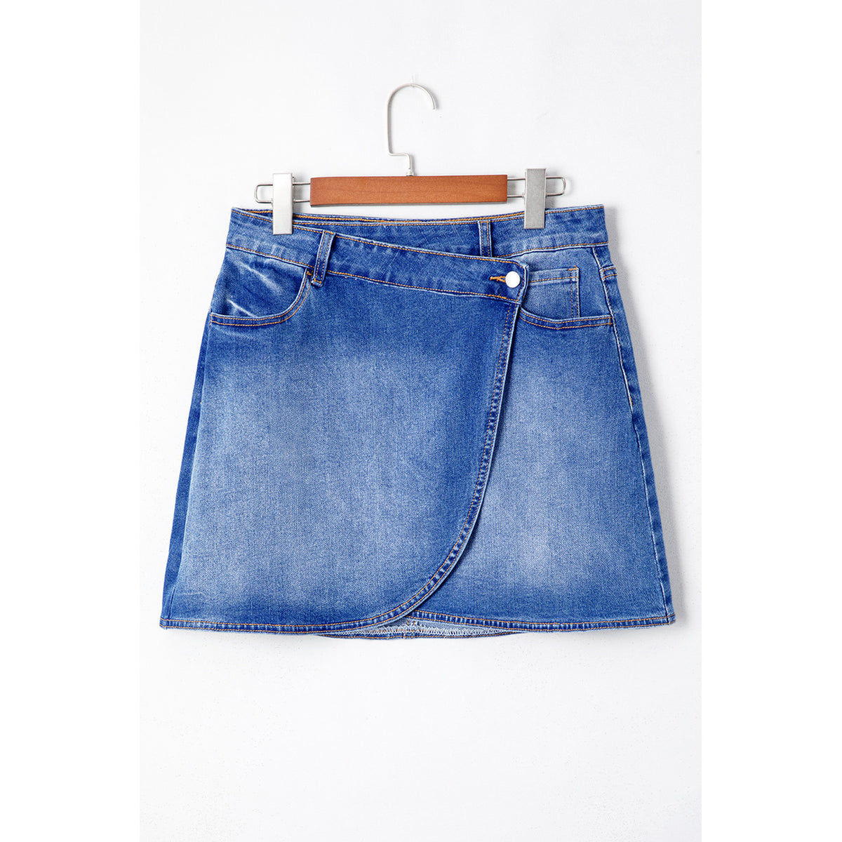 Minigonna in denim blu con vita incrociata — vista frontale