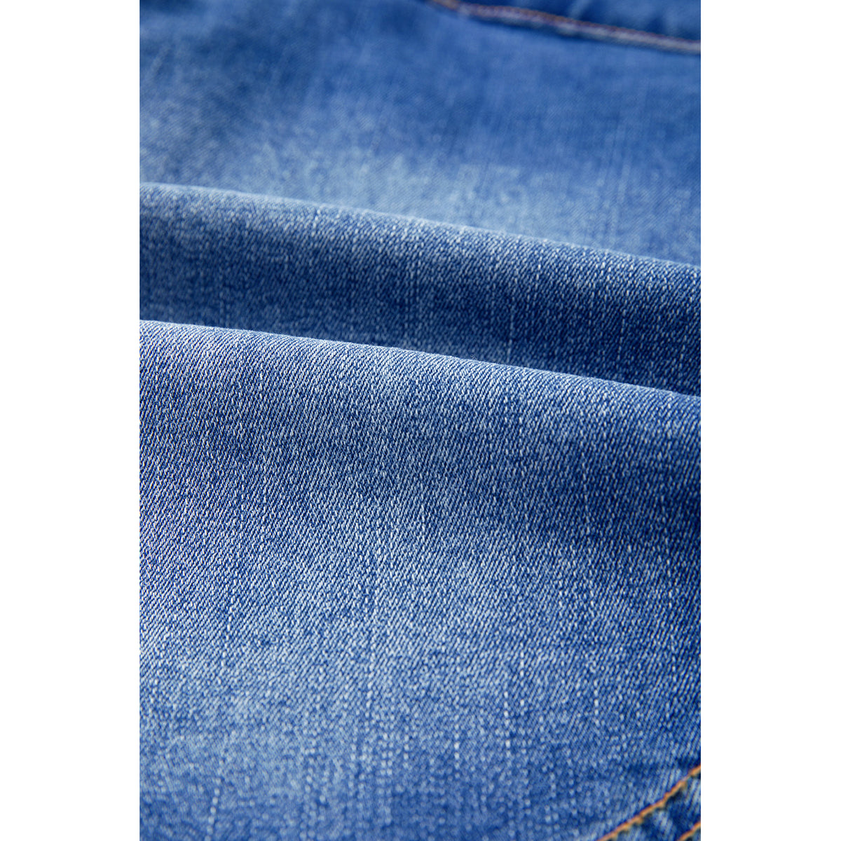 Minigonna in denim blu con vita incrociata — dettaglio del denim