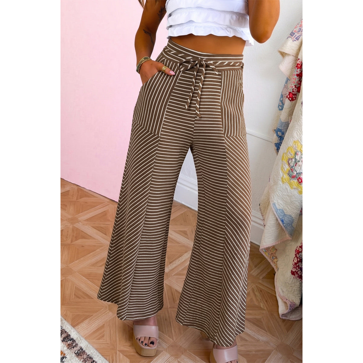 Pantaloni a gamba larga patchwork a righe kaki — vestibilità sul modello