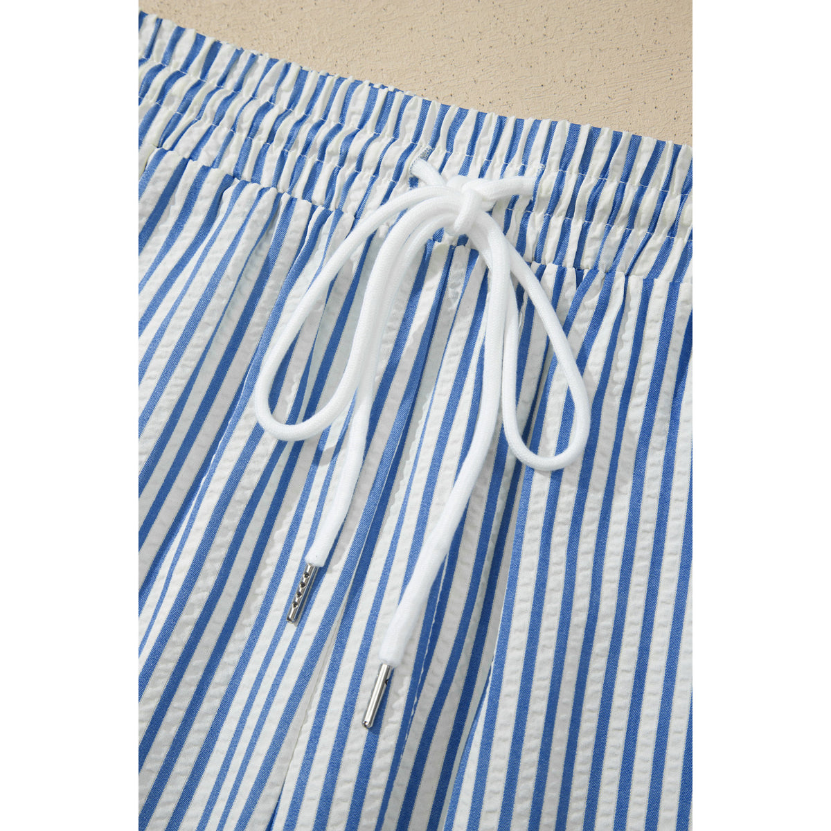Pantaloni alla caviglia a righe blu con coulisse — dettaglio della vita con coulisse