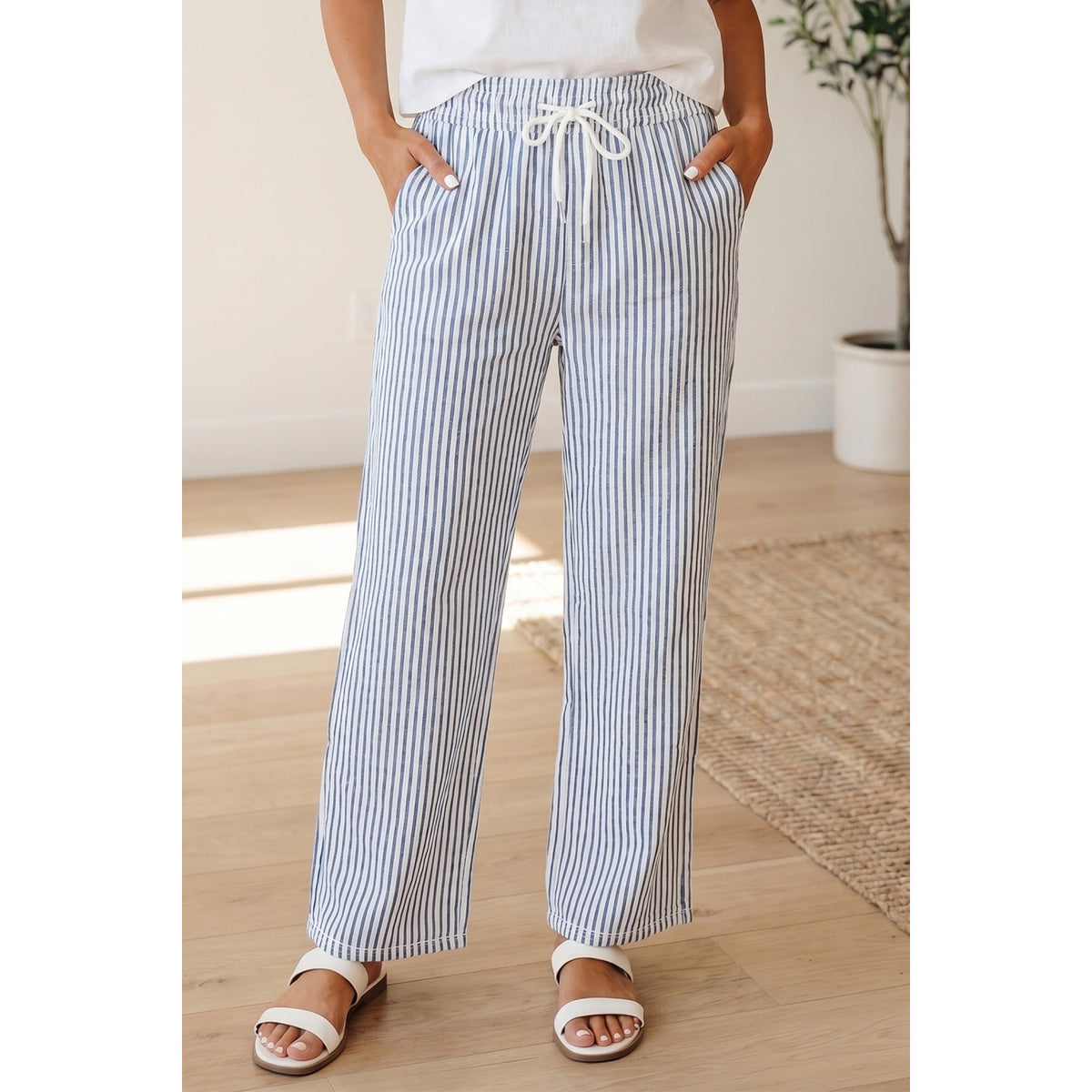 Pantaloni alla caviglia a righe blu con coulisse — vestibilità sul modello