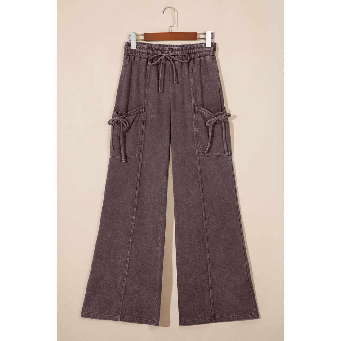 Pantaloni cargo marrone scuro in cotone con lavaggio minerale — vista frontale